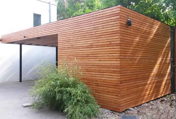 Ein Carport vor einem Einfamlienhaus