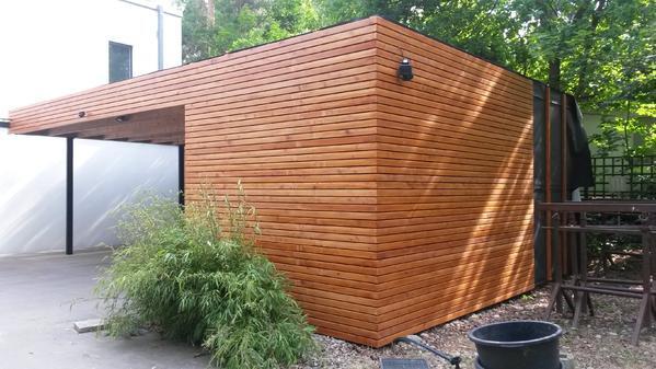 Ein Carport aus Holz vor Haus