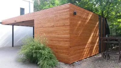 Moderner Carport aus Holz vor Haus