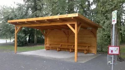 Ein Carport als Bushaltestelle