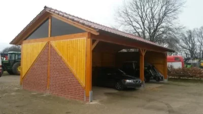 Carport aus Holz für vier Fahrzeuge